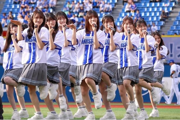 日向坂46が「キュン」を披露