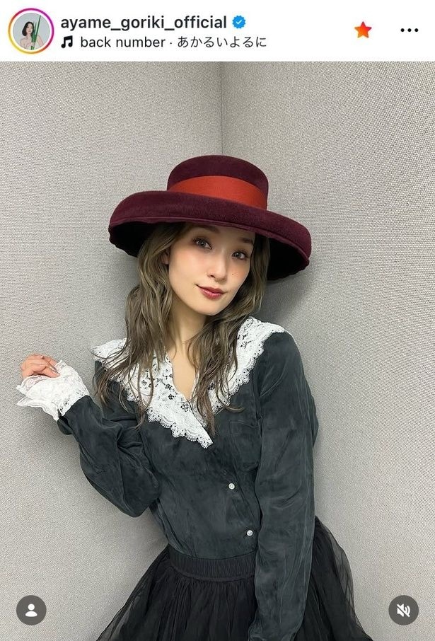 【写真】剛力彩芽、つば広帽子×黒ワンピの「私服」姿