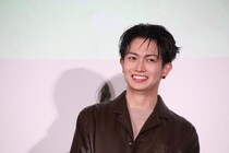 綱啓永、笑顔で“ラブドワンポーズ”を披露…首の角度も完璧なオフショットに「かわいすぎる」の声＜LOVED ONE＞