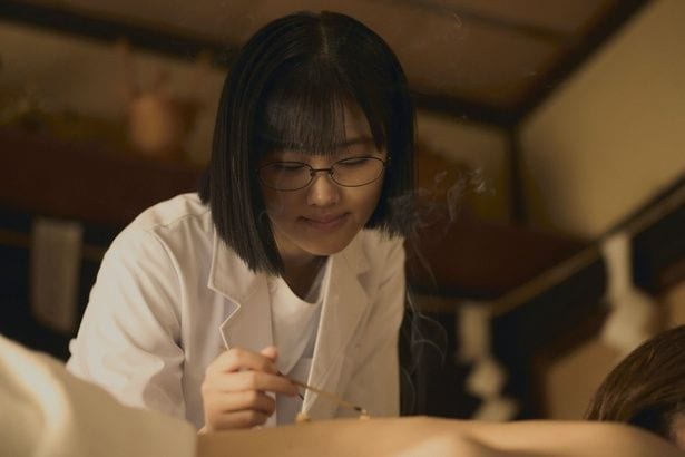るな(原菜乃華)、ケンショー(窪塚愛流)の背中にお灸を据える