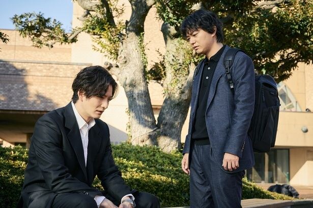 真(岡田将生)と稔(染谷将太)が追い続ける両親殺害事件の“真実”とは