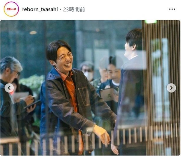 【写真】高橋一生＆鈴鹿央士、お互いに爆笑を浮かべるじゃれ合いオフショット