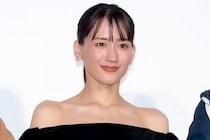 綾瀬はるか、肩出しドレスで登場　“ふとしたときに気づいた大切なこと”は「人との繋がり」