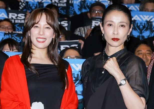 「NINJA WARS 〜BLACKFOX VS SHOGUN'S NINJA〜」舞台あいさつ付きジャパンプレミア上映に登場した山本千尋、水野美紀(写真左から)