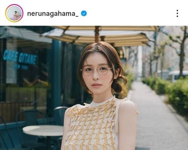 【写真】長濱ねる、カフェのテラス席でメガネ女子ショット