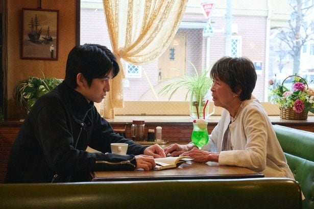 本郷奏多“ヒカル”は、丘みつ子“小春”の終活に付き合う中である違和感を抱く「おそらくAIで作られた画像だ」＜時光代理人＞