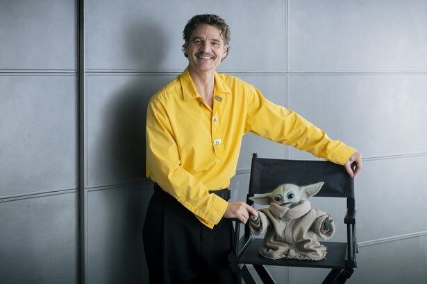 “SW最新作”主人公ペドロ・パスカル、グローグーにメロメロ「私たちの心は武装解除されますよね(笑)」<マンダロリアン・アンド・グローグー>