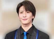 松岡卓弥、優しいまなざしにキュン…人形の赤ちゃんを抱きしめる姿に「癒されます」の声＜10回切って倒れない木はない＞