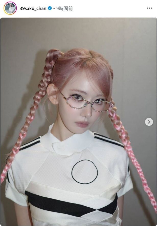 【写真】LE SSERAFIM・SAKURA、いつもと違う雰囲気のメガネ姿を披露