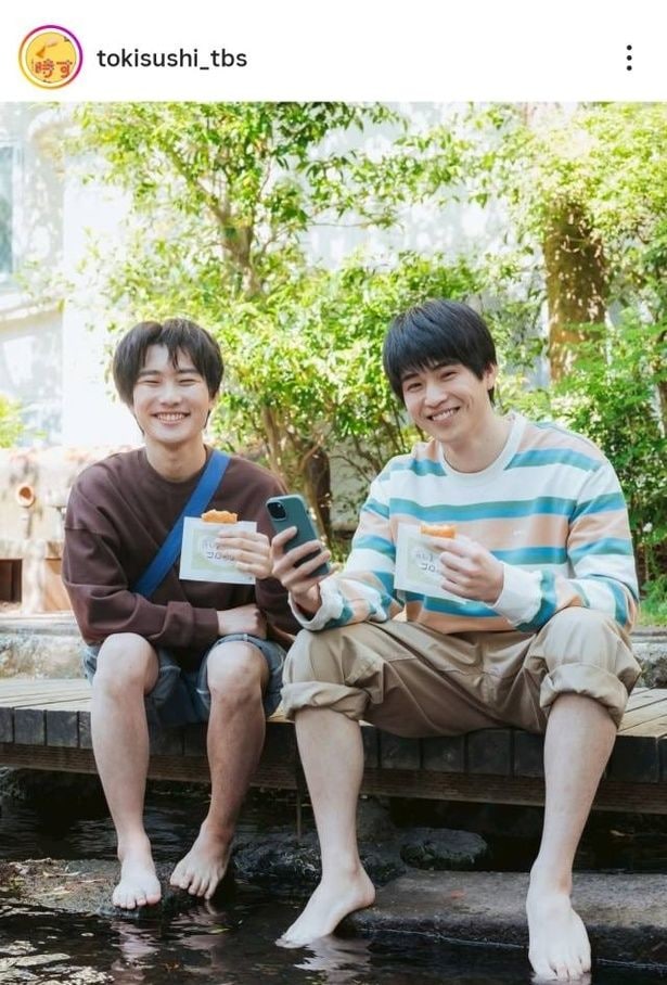 【写真】中沢元紀&山田健人、コロッケを食べる仲良しオフショット
