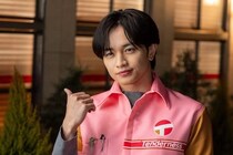 中島健人“三彦”が常連客をキラースマイルで魅了　「男性もメロメロになっちゃうよね」の声＜コンビニ兄弟＞