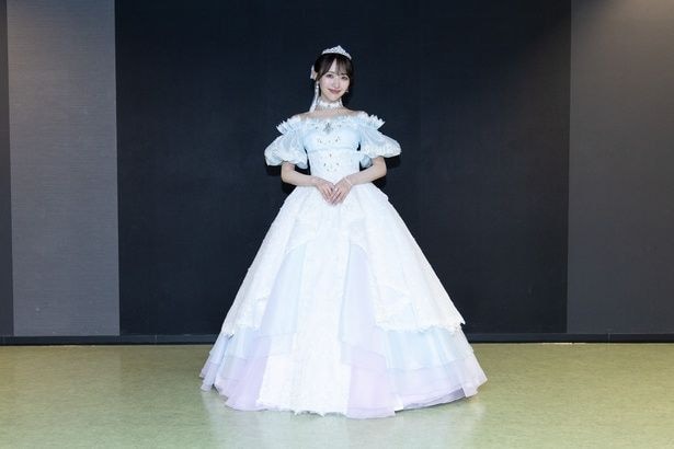 卒業ドレスでインタビューに応じた石田千穂
