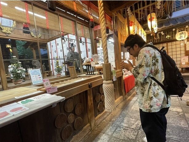 ロケの成功と麻雀の勝利をお願いする鈴木もぐら