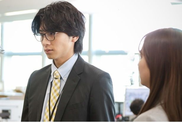 岩崎(庄司浩平)、先輩・葵(白洲迅)の代わりにプレゼン資料に取り組む