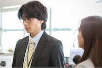 庄司浩平“岩崎”が頬をパチッ…白洲迅“葵”の代わりに仕事を頑張る姿に「スマートイケメンで惚れる」の声＜余命3ヶ月のサレ夫＞
