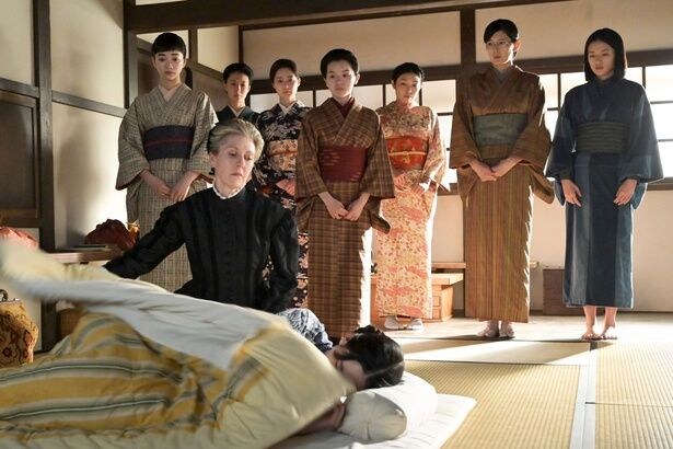 ふさぎ込むゆき(中井友望)の布団をはがすバーンズ先生(エマ・ハワード)