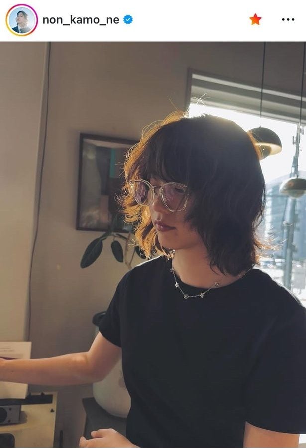 【写真】“オフ感”満載の「無造作ヘア」…のん、光差し込む黒コーデ姿