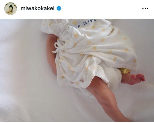 【写真】筧美和子が赤ちゃんショット公開、キュートなベビー服から細い手足がひょっこり…