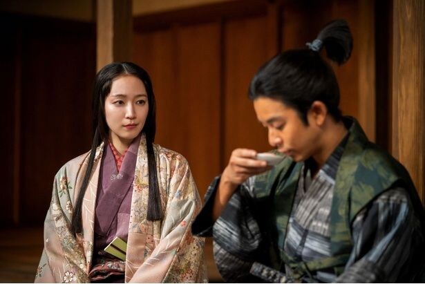 小一郎(仲野太賀)&慶(吉岡里帆)、2人で酒を飲み交わす温かい夫婦像
