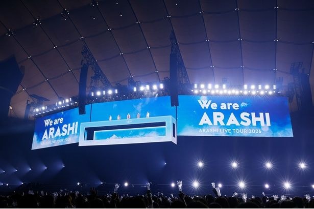 超満員の東京ドームに嵐5人が登場