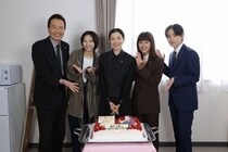 鈴木京香の誕生日を黒島結菜、宮世琉弥ら共演者がサプライズでお祝い「実は、50歳の誕生日も“未解決”の現場でお祝いしてもらったんです。58歳になりました!!」＜未解決の女＞