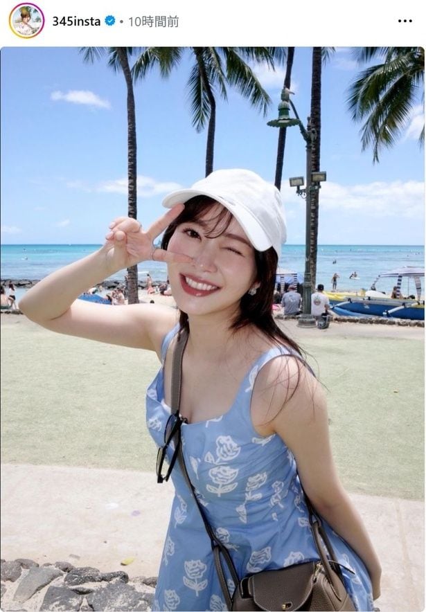 【写真】指原莉乃、ハワイのビーチにブルー×ホワイトコーデが映える
