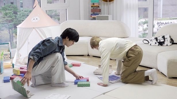 TXT、“育児初心者”からメキメキ成長「僕たちアイドルなんだよ」リハーサル室で赤ちゃんにダンスを披露<TXTの育児日記>