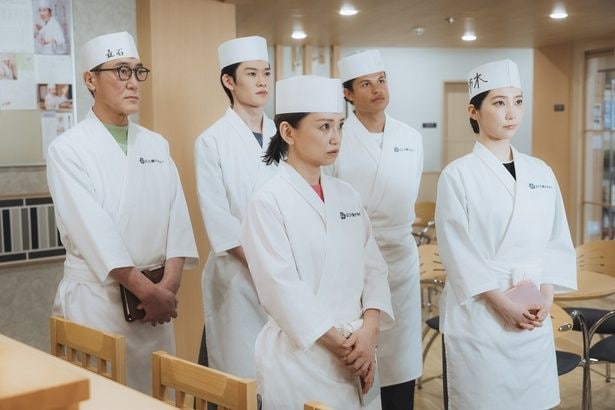 みなと(永作博美)ら大江戸クラスの面々は、客前でのカウンター実習に挑戦