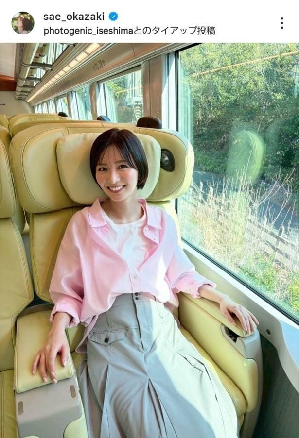 【写真】岡崎紗絵、特急列車に乗る“旅ショット”
