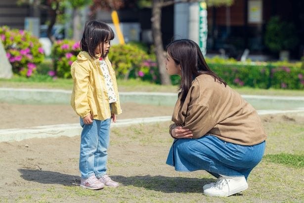 緒方(北山宏光)がいない間に娘・凪咲(大谷日南実)と話す千紘(渡邉美穂)