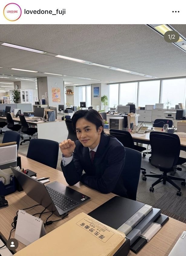 【写真】ぜひ我がオフィスに…草川拓弥がデスクで「ワン」ポーズ