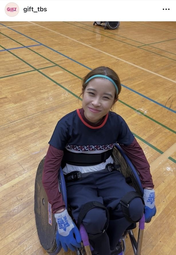 【写真】円井わん、競技用車いすに座り最高の笑顔