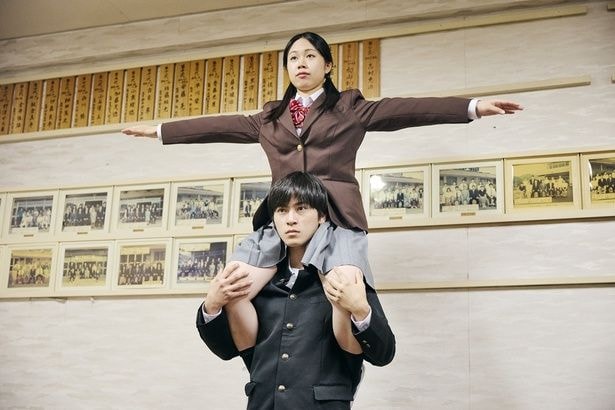 映画「NEW GROUP」より、シュールな“組体操”写真公開