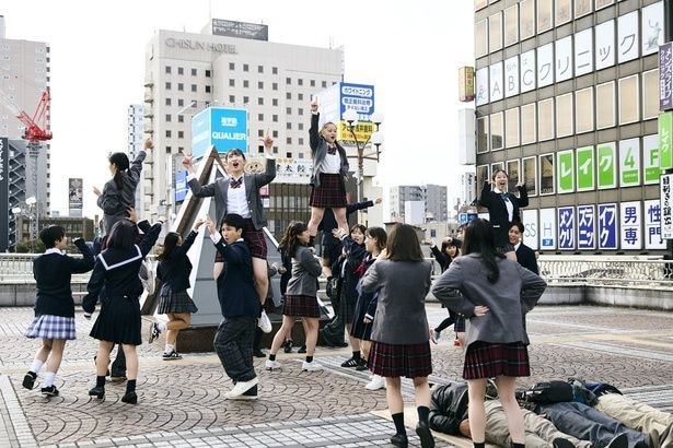 映画「NEW GROUP」より、シュールな“組体操”写真公開