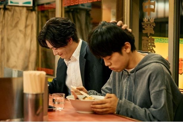 成田の息子・賢心(齋藤潤)を何かと気遣う真(岡田将生)