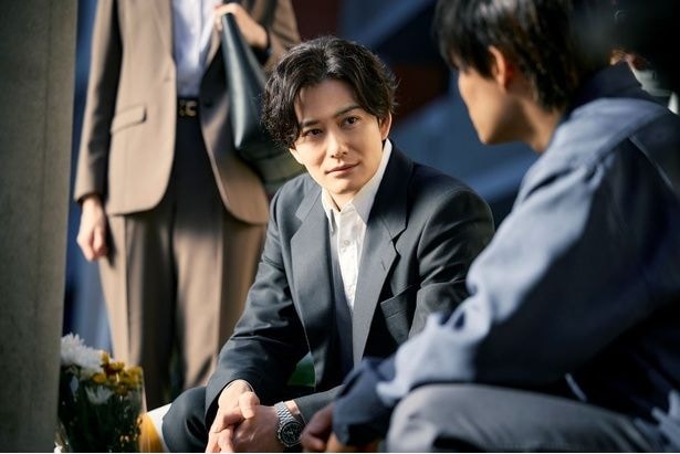 真(岡田将生)は、我妻(兵藤功海)のブレスレットの石の配置が変わったことに気付き…
