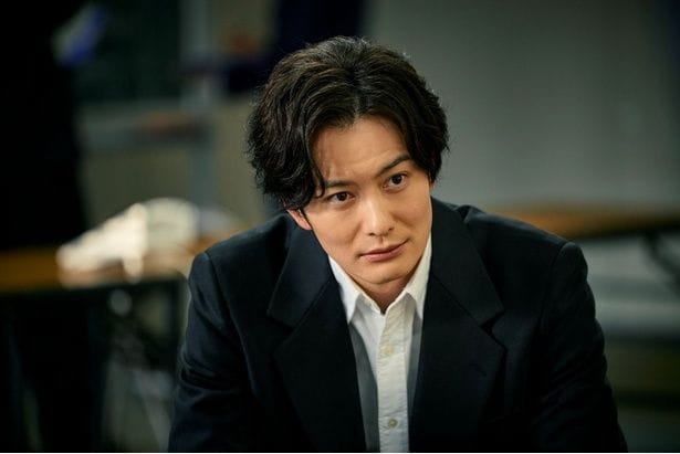 「秦野にまたそそのかされるぞ」と稔にイジられる真(岡田将生)