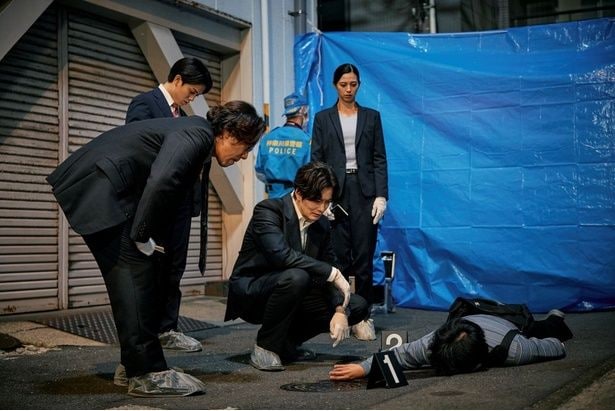 宇野の死を自殺と決めつける真(岡田将生)と他殺だと主張する稔(染谷将太)は対立