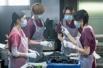 母娘が焼死したと思われる火災現場から1人分の遺骨しか見つからず、MEJメンバーは真実を探る「どこに消えたんでしょう」＜LOVED ONE＞