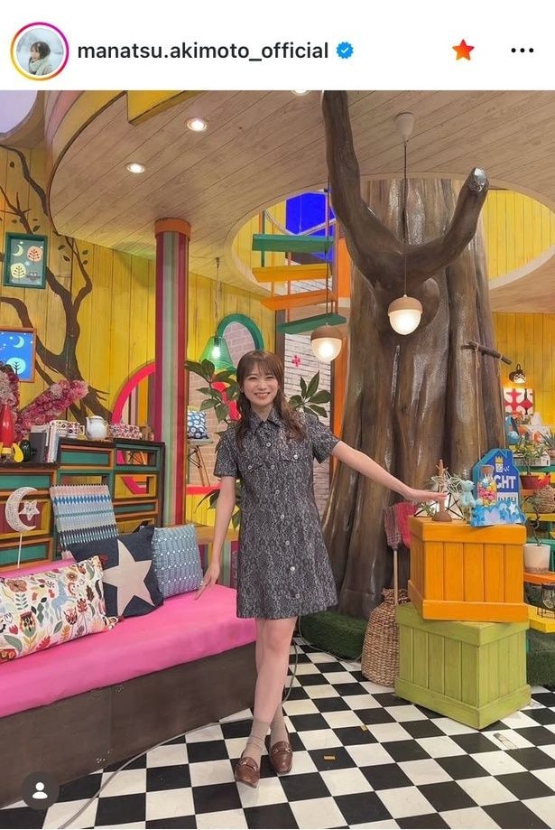 【写真】くぎづけの美脚クロスで魅了…秋元真夏、眩しい脚線美のワンピ姿