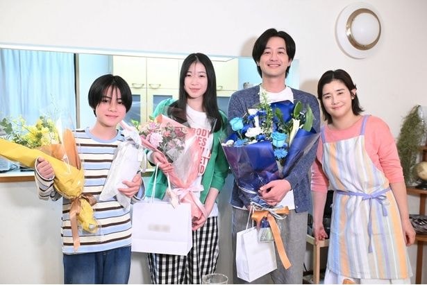(左から)三浦綺羅、熊井戸花、竹財輝之助、石田ひかりがクランクアップ