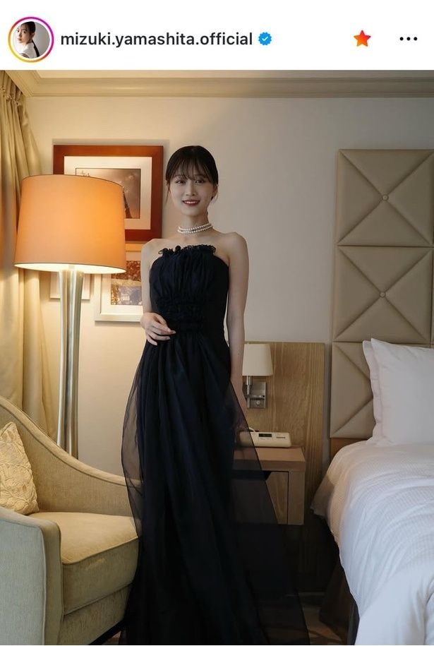 【写真】山下美月、細い首筋から美デコルテ輝く黒チューブトップドレス姿