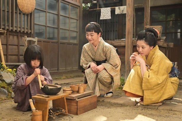 りん(見上愛)と安(早坂美海)は環(英茉)のおままごとを見守る