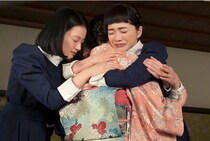 中井友望“ゆき”、「看護婦にならないことが誠実」と大きな決断を下す　抱き合う見習い生たちの姿に視聴者号泣＜風、薫る＞