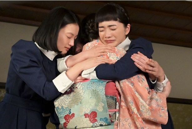 中井友望“ゆき”、「看護婦にならないことが誠実」と大きな決断を下す　抱き合う見習い生たちの姿に視聴者号泣＜風、薫る＞