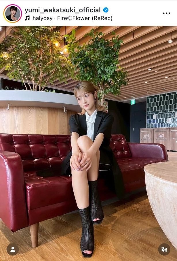 【写真】見るたびに美貌が進化…若月佑美、黒ジャケットで美脚姿