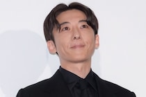「何のポーズ？」鈴鹿央士が撮影した高橋一生の全身ショット「お茶目ですね」と反響＜リボーン 〜最後のヒーロー〜＞