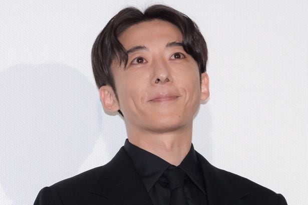 「何のポーズ?」鈴鹿央士が撮影した高橋一生の全身ショット「お茶目ですね」と反響<リボーン 〜最後のヒーロー〜>