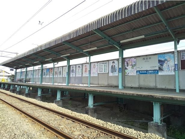 多数の「灰原くんの強くて青春ニューゲーム」のポスターが貼られた西吉井駅