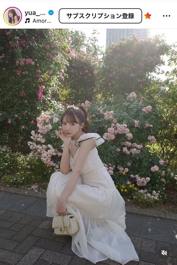 【写真】「華やか」ホワイトドレスが反則すぎ…三上悠亜、バラを背に纏う姿